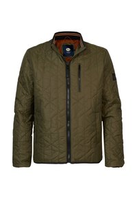 Grüne Steppjacke mit Stehkragen, Reißverschluss und schwarzen Akzenten. Sie hat ein kontrastierendes oranges Innenfutter und ein diagonales Steppmuster.
