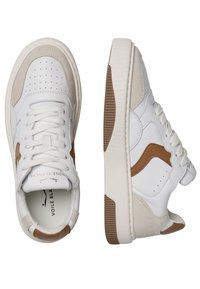 Sneaker bianchi con accenti marroni, caratterizzati da una parte superiore in pelle liscia, punta perforata, lacci rotondi e suola in gomma testurizzata.