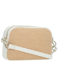 Borsa a tracolla rettangolare beige intrecciata con bordi in pelle bianca, tracolla regolabile e chiusure in metallo argentato.