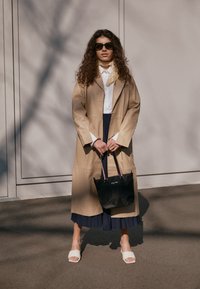 Tommy Hilfiger IM NEW SMALL TOTE - Saco de mão - black