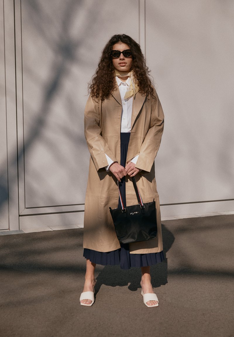 Tommy Hilfiger IM NEW SMALL TOTE - Saco de mão - black