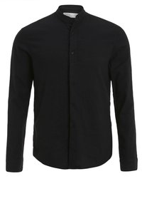 Camicetta nera a maniche lunghe con colletto alla cinese e bottoni frontali, design semplice, esposta su sfondo bianco.