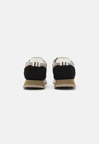 Colmar Originals TRAVIS - Sporta apavi - black/military green/warm gray