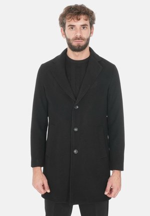 Cappotto in lana nera con colletto a punta, chiusura a cinque bottoni e due tasche laterali, caratterizzato da una texture liscia e una vestibilità su misura.