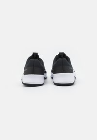 Scarpe sportive nere con tomaia in rete testurizzata, suola intermedia bianca a contrasto e suola in gomma. Presentano linguette sul tacco per una facile calzata.
