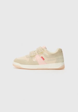 Klittebandsneakers met een beige en lichtroze ontwerp. Gemaakt van suede en synthetische materialen, met een ronde neus en een gevoerde zool.