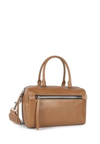 Tan leren handtas met dubbele handvaten, zilveren rits en een geaccentueerde stiksel. Compact ontwerp met een zachte textuur en een zijvak.
