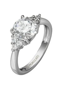 Anello in argento con una grande pietra preziosa tonda e trasparente al centro, affiancata da pietre più piccole e trasparenti, con una fascia lucida e liscia.