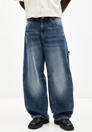 PULL&BEAR BALLOON FIT WITH EMBROIDERED POCKET - Traperice opuštenog kroja - blue denim