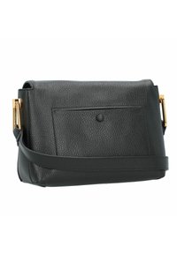 Borsa in pelle nera con finitura testurizzata, forma rettangolare, tracolla regolabile e un accento in tonalità oro sulla tasca laterale.