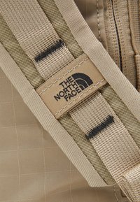 The North Face BASE CAMP VOYAGER DUFFEL 32L UNISEX - Mala de fim de semana - flax/asphalt grey