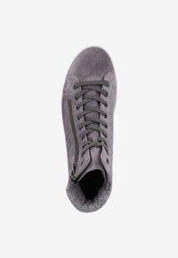 Srebrne sneakersy typu high-top z zamszu, z przodem na sznurowanie, bocznym zamkiem błyskawicznym i miękkim polarem wewnątrz kołnierza.