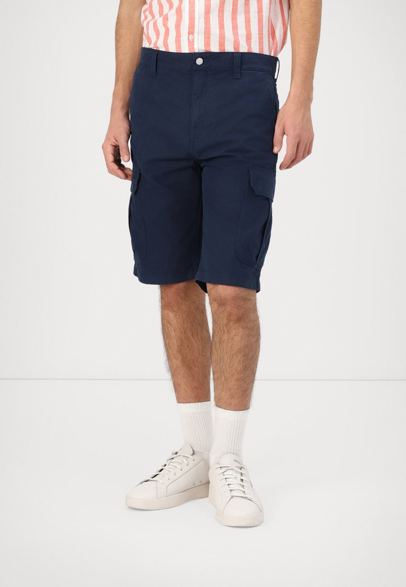 Pantaloni cargo navy realizzati in cotone, con tasche laterali, una linea dritta e rifiniti con una chiusura a bottone e zip coordinata.