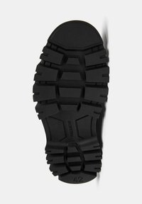 Čierna podrážka gumenej čižmy s hlbokým dezénom, značka „Pull&Bear“ vyrazená, a číslo veľkosti „42“ na päte.