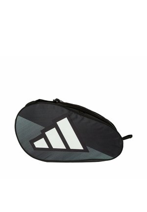 Schwarze Sporttasche mit weißem und grauem geometrischem Streifendesign und einem Reißverschluss entlang der Oberseite, vor weißem Hintergrund gezeigt.