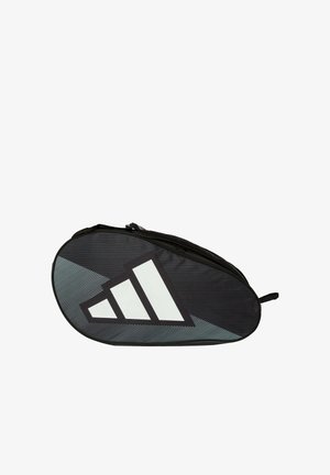 Borsa sportiva nera con design a strisce geometriche bianche e grigie e una cerniera lungo la parte superiore, mostrata su uno sfondo bianco.