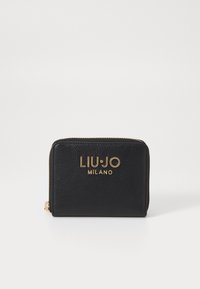Portafoglio in pelle nera con finitura texture, logo "LIU JO MILANO" in tonalità oro, chiusura con zip, forma rettangolare, design compatto.