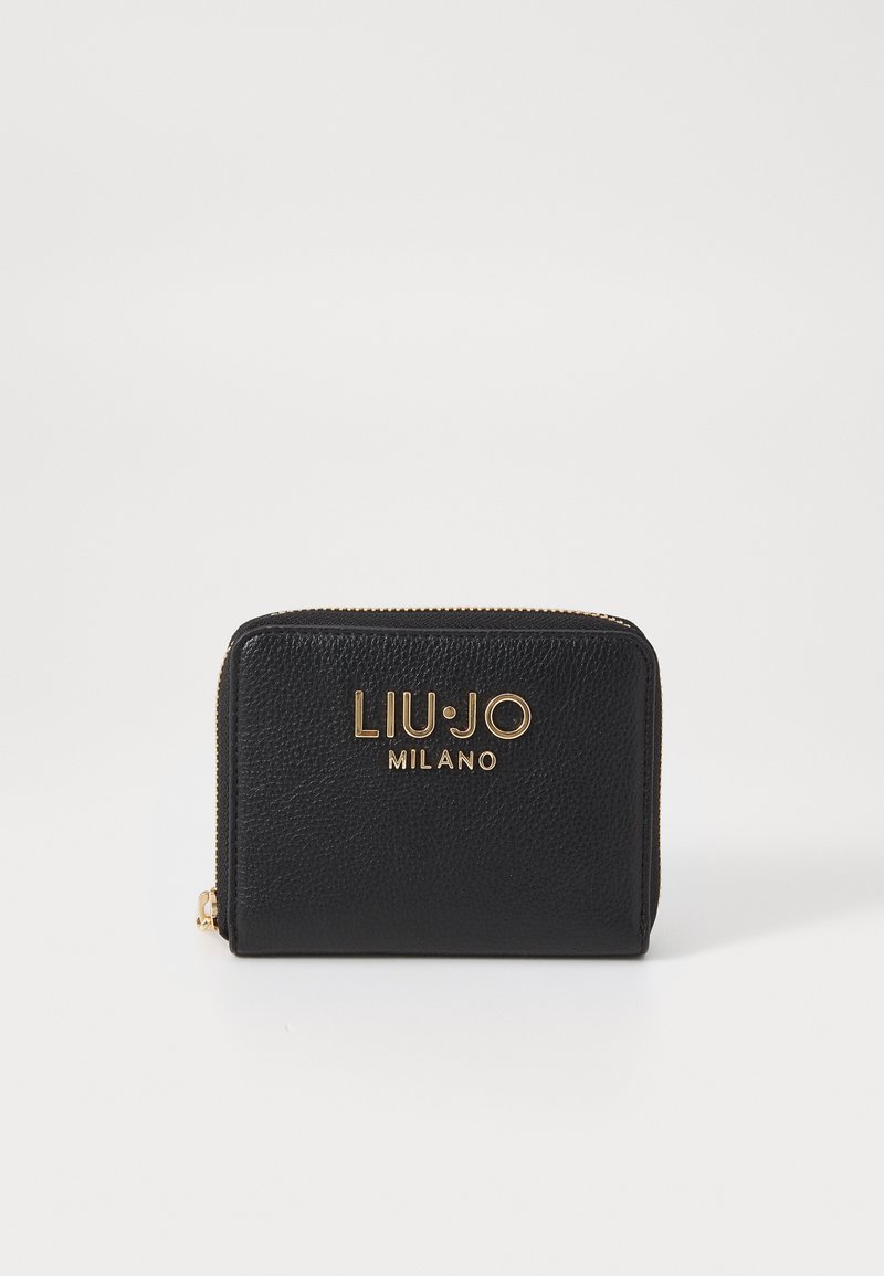 Portafoglio in pelle nera con finitura texture, logo "LIU JO MILANO" in tonalità oro, chiusura con zip, forma rettangolare, design compatto.