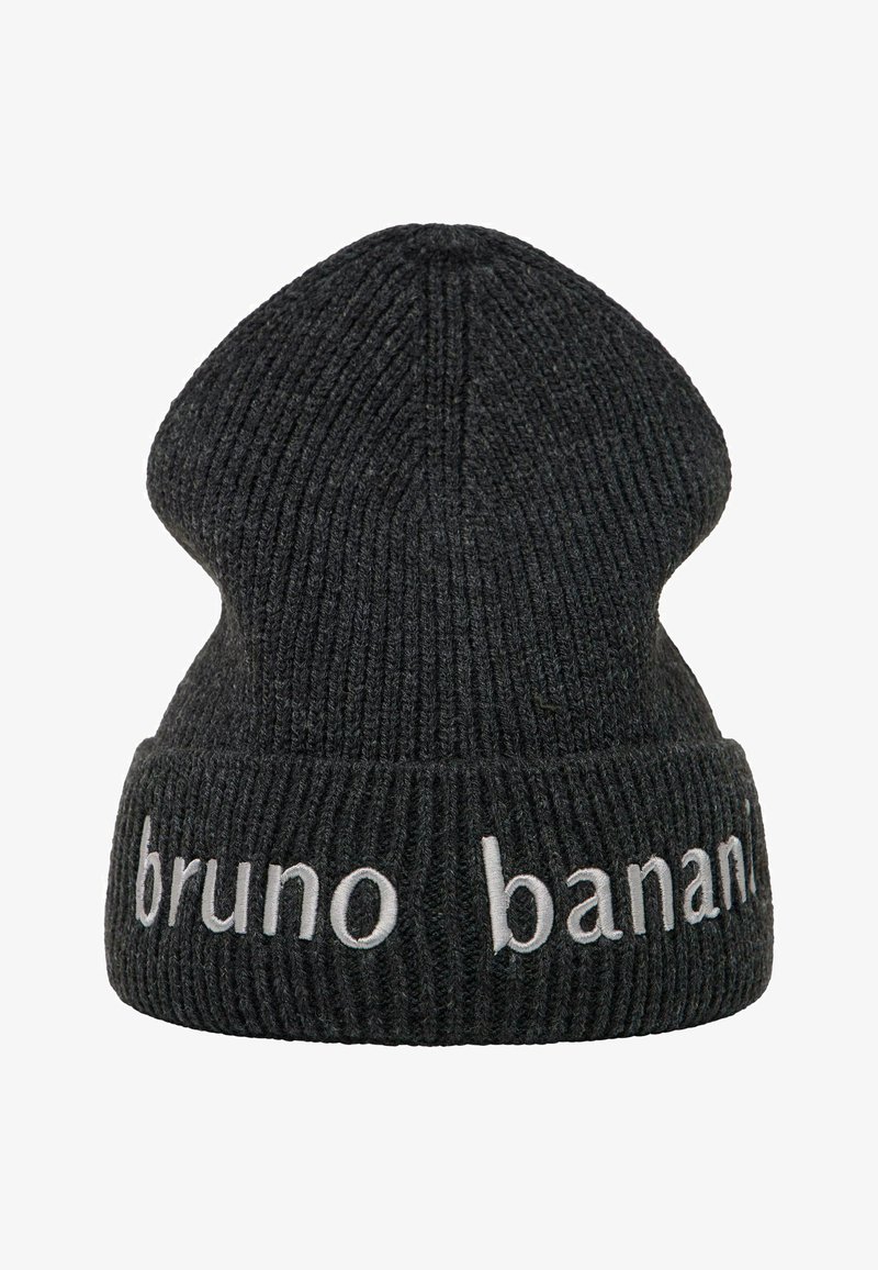 Zwarte gebreide beanie met een licht puntige top, met ribbelstructuur en witte geborduurde tekst "bruno banani" op de omgeslagen rand.