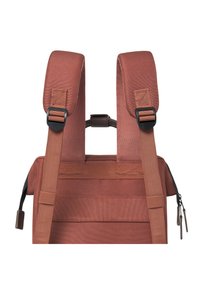 Rucksack in rotbrauner Farbe mit gepolsterten, verstellbaren Trägern, einem oberen Griff und einem Reißverschlussfach mit doppeltem Reißverschluss.