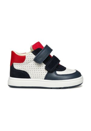 Børnesneakers med hvid perforeret læder, marineblå og røde ruskindsdetaljer, to marineblå velcrobånd og hvid sål.