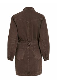 Smeđi traper jakna s remenom u struku, dugim rukavima i dva stražnja džepa. Ima ovratnik i vertikalne šavove.