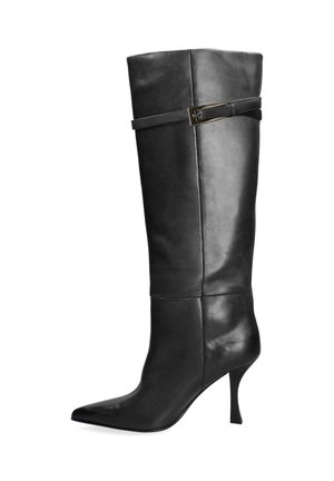 Botte noire hauteur genou en cuir lisse. Présente un bout pointu, un talon fin et une sangle décorative avec une accent de boucle.