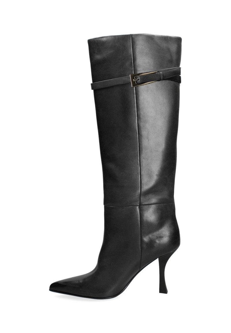 Botte noire hauteur genou en cuir lisse. Présente un bout pointu, un talon fin et une sangle décorative avec une accent de boucle.
