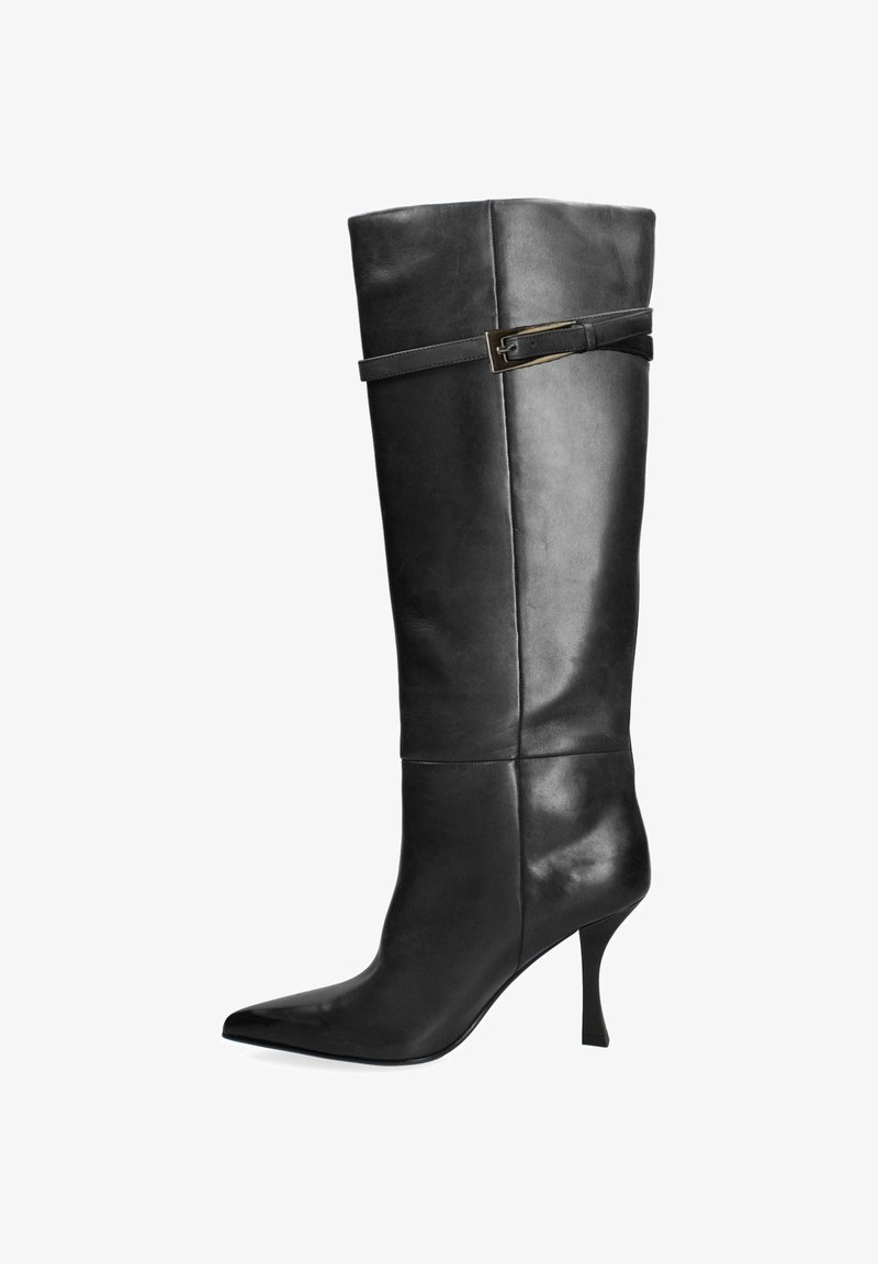 Stivale nero al ginocchio realizzato in pelle liscia. Caratterizzato da una punta affusolata, tacco sottile e una cintura decorativa con un accento a fibbia.