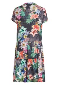 Blommig klänning med korta ärmar, tillverkad av lättviktigt tyg. Har en lager-på-lager design med livliga färger, inklusive rosa, grön och blå.