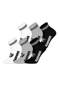 Trzy pary skarpet załogowych w kolorach czarnym, szarym i białym. Każda z nich ma logo z napisem "RAIDERS" oraz kontrastujące paski na mankietach. Wykonane z mieszanki bawełny.