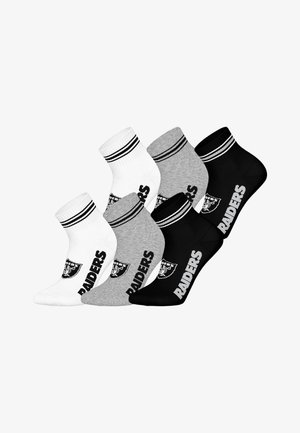 Drei Paar Sportsocken in Schwarz, Grau und Weiß. Jedes Paar zeigt ein Logo mit "RAIDERS" und kontrastierende gestreifte Bündchen. Material aus Baumwollmischung.