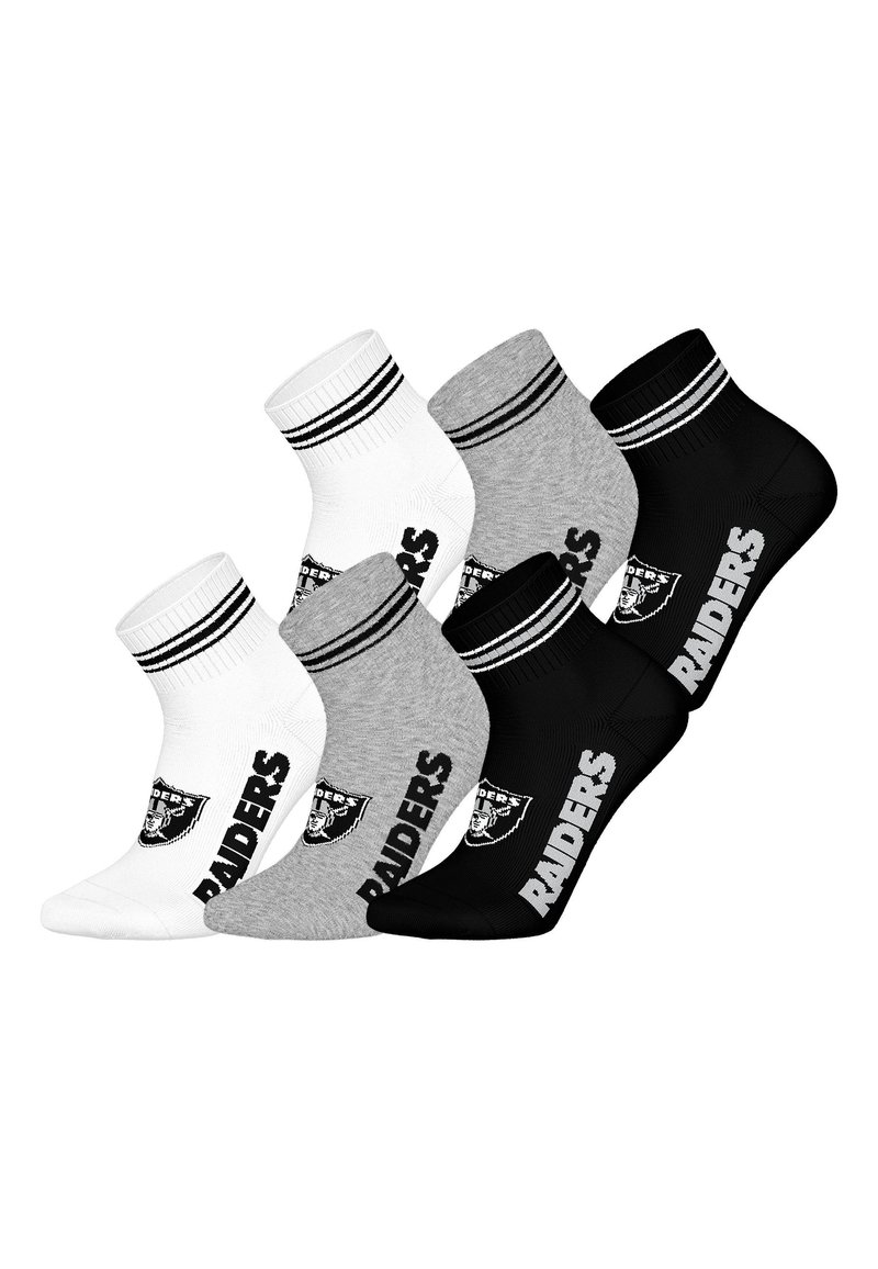 Trzy pary skarpet załogowych w kolorach czarnym, szarym i białym. Każda z nich ma logo z napisem "RAIDERS" oraz kontrastujące paski na mankietach. Wykonane z mieszanki bawełny.