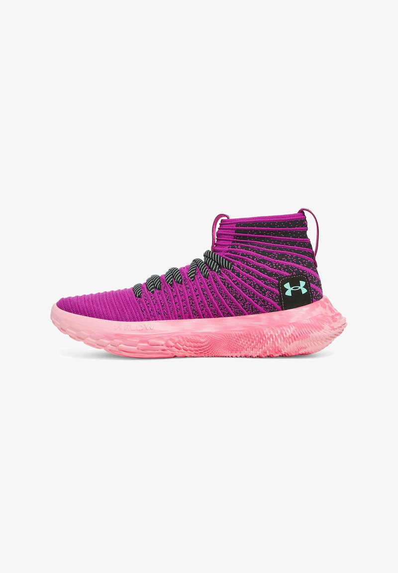 Zapatilla deportiva de caña alta morada con upper de punto texturizado, franjas negras y suela de goma rosa con un patrón ondulado y el logotipo de la marca.