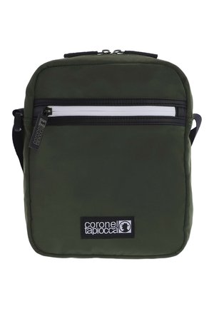 Bolso de hombro verde de nailon con forma rectangular, que cuenta con un cierre superior y un bolsillo con cremallera en la parte frontal, acentuado por un ribete y un logo en negro contrastante.