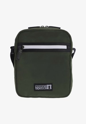 Bolso de hombro verde de nailon con forma rectangular, que cuenta con un cierre superior y un bolsillo con cremallera en la parte frontal, acentuado por un ribete y un logo en negro contrastante.