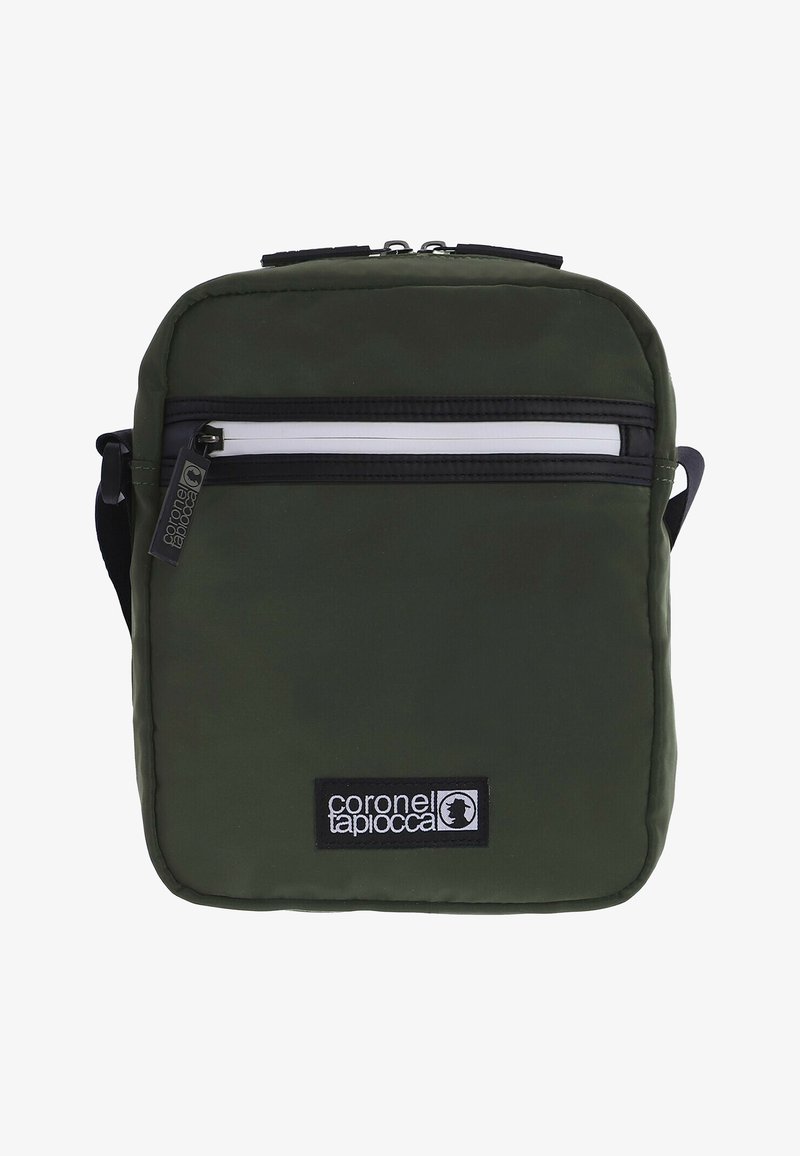 Bolso de hombro verde de nailon con forma rectangular, que cuenta con un cierre superior y un bolsillo con cremallera en la parte frontal, acentuado por un ribete y un logo en negro contrastante.