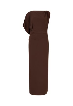Robe marron longueur cheville avec une conception à une épaule, taille froncée et texture de tissu lisse. Style minimaliste avec un drapé subtil.