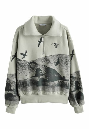 Sweat-shirt gris clair zippé avec impression noire d'oiseaux en vol et de paysage montagneux sur le devant et les manches.