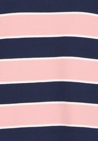 Csíkos anyag, amely váltakozó sötétkék és világos rózsaszín vízszintes csíkokból áll, vékony fehér csíkokkal elválasztva, textúrált felülettel.