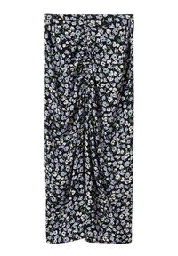 Kukkamekko, jossa on musta tausta valkoisilla ja laventelin värisillä kukilla, rypytetty muotoilu ja virtaava kankaan rakenne.