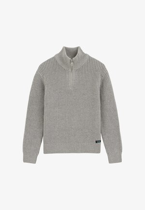 Gai pelēks adīts džemperis ar garām piedurknēm, ribotiem aprocēm un apakšmalu, puszipa apkakli un mazu melnu zīmola etiķeti tuvu apakšmalai.