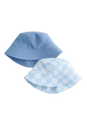 Dwie kapelusze typu bucket, jeden w jednolitym jasnoniebieskim kolorze, drugi jasnoniebieski w biały wzór w kratkę, prezentowane na białym tle.