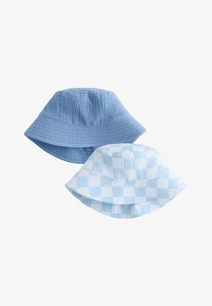 Dwie kapelusze typu bucket, jeden w jednolitym jasnoniebieskim kolorze, drugi jasnoniebieski w biały wzór w kratkę, prezentowane na białym tle.
