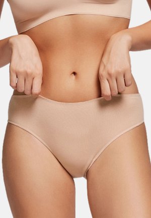 Ropa interior sin costuras de color beige claro con una textura suave y una cinturilla ancha, que cuenta con un corte clásico de altura media para mayor comodidad y ajuste.