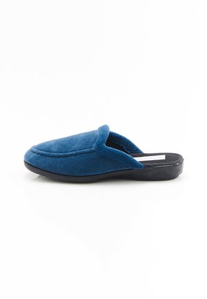Pantoufle en polaire bleue avec une texture douce, bout arrondi, arrière ouvert et semelle en caoutchouc noire pour la stabilité. Détails de couture le long de la partie supérieure.