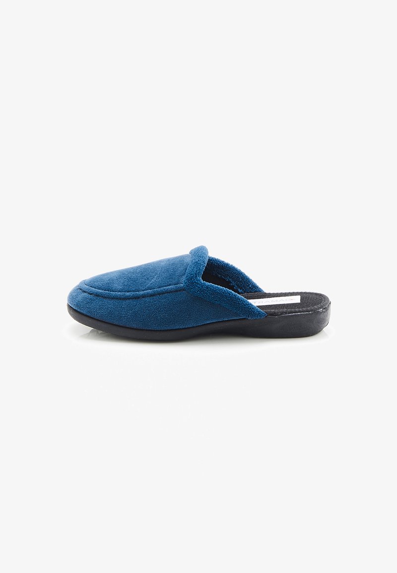 Ciabatta in pile blu con una consistenza morbida, punta arrotondata, apertura sul retro e suola in gomma nera per stabilità. Cuciture decorative lungo la parte superiore.