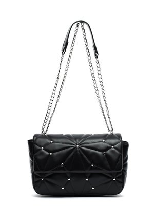 Černá prošívaná kožená kabelka se stříbrnými cvočky a stříbrným řetízkovým popruhem s černými koženými polštářky na rameno.