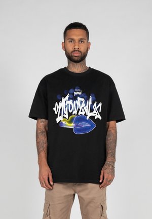 Svart bomull T-skjorte med grafisk design av fargerike lepper og hvit graffiti-stil tekst. Korte ermer og avslappet passform.