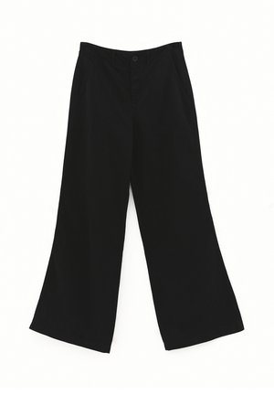 Černé široké kalhoty z bavlněné látky s zapínáním na knoflíky, bočními kapsami a hladkou texturou.